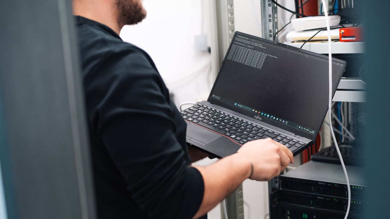 mboerso-impressionen-04 Impressionen vom MBörso Computer GmbH Standort in Paderborn - Servicetechniker bei der Arbeit