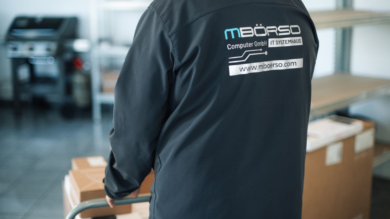 mboerso-impressionen-05 Impressionen vom MBörso Computer GmbH Standort in Paderborn - Servicetechniker bei der Auslieferung von Hardware